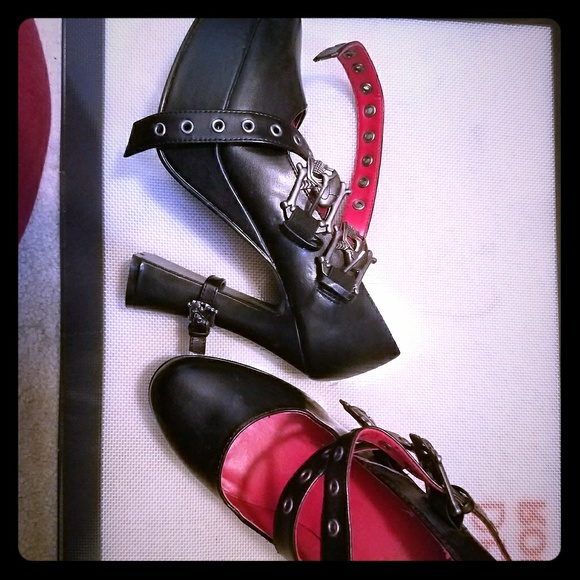 Red and black heels - Picture 1 of 2